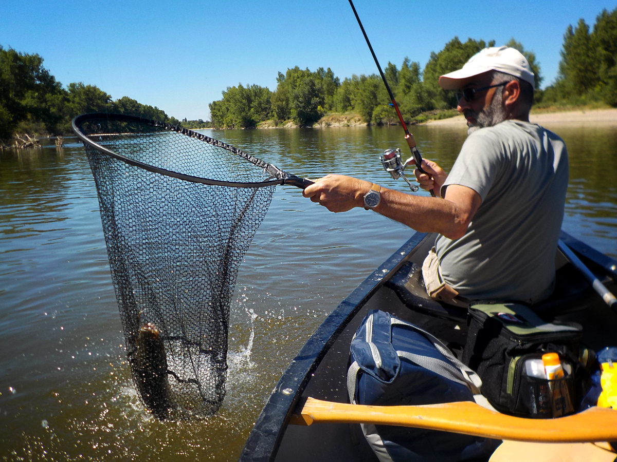 Pêche en canoë sur l'Allier Pêche en canoë sur l'Allier
