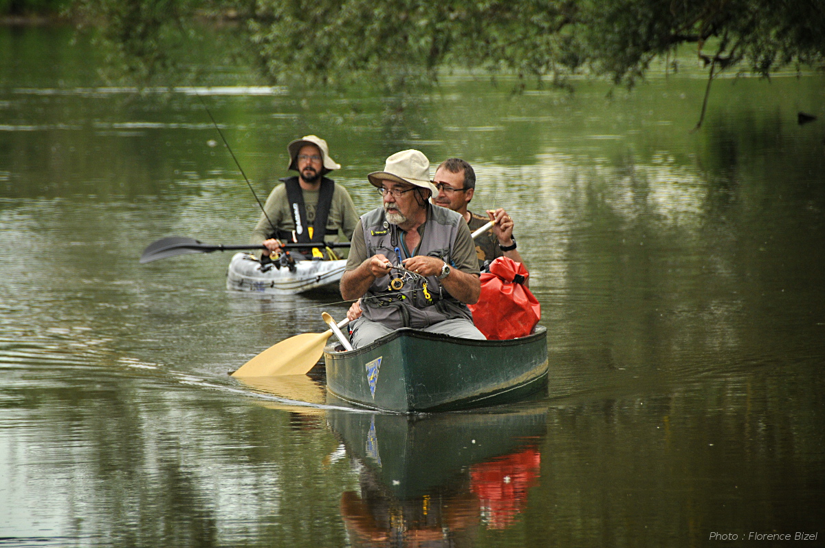 Pêche en canoë sur l'Allier Pêche en canoë sur l'Allier