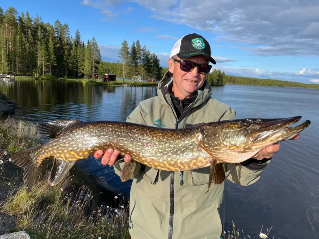 Manu Bizel avec un brochet de Laponie en Suède