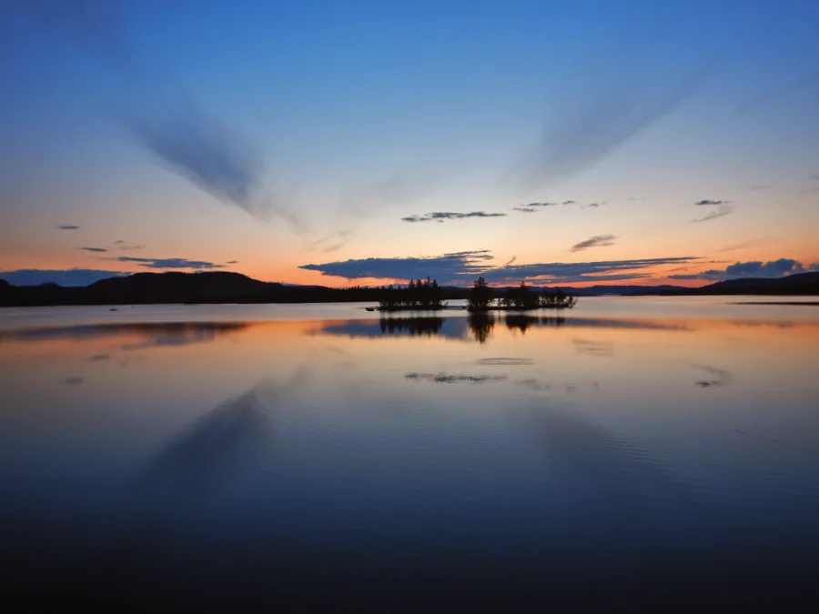 Soleil de minuit sur le lac