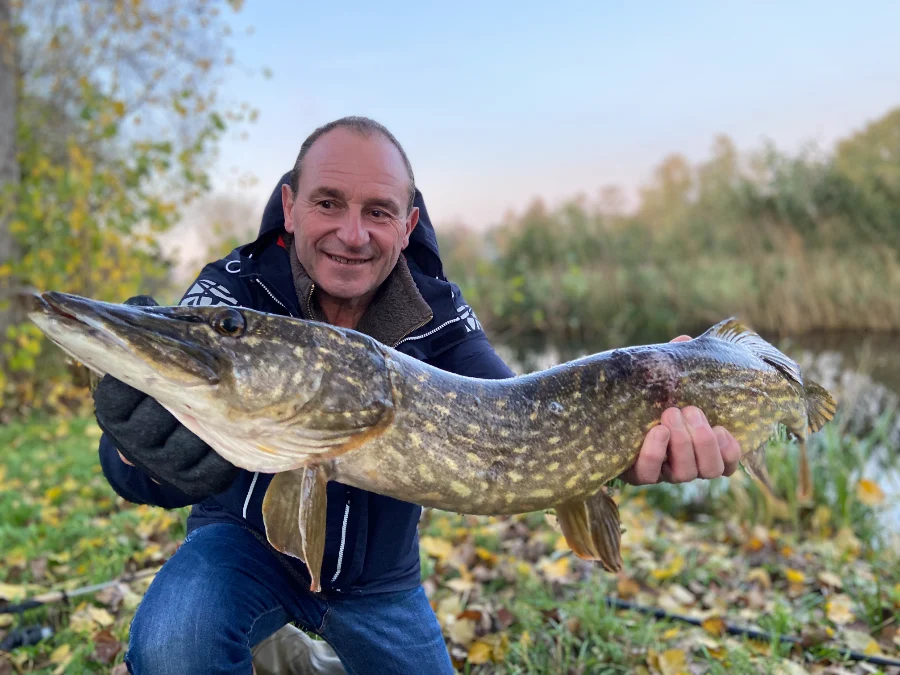 Un pêcheur aux leurres heureux