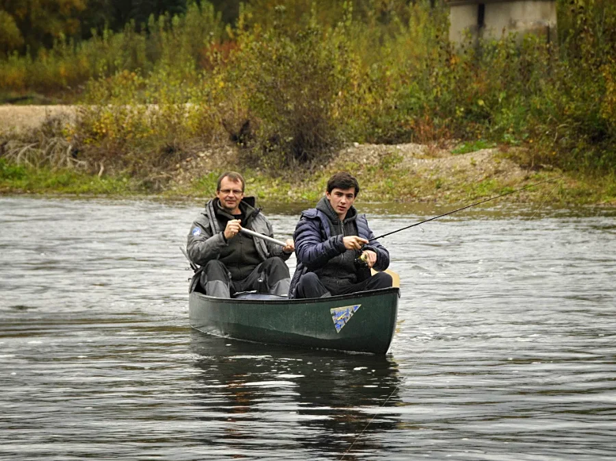 Pêche en canoë d'automne